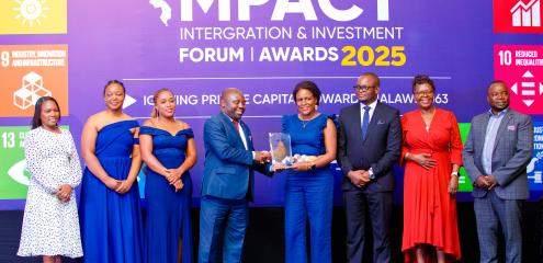 NBMDBL Chief Operating Officer Esnat Kamudonireceiving the award while flanked by Bank officials